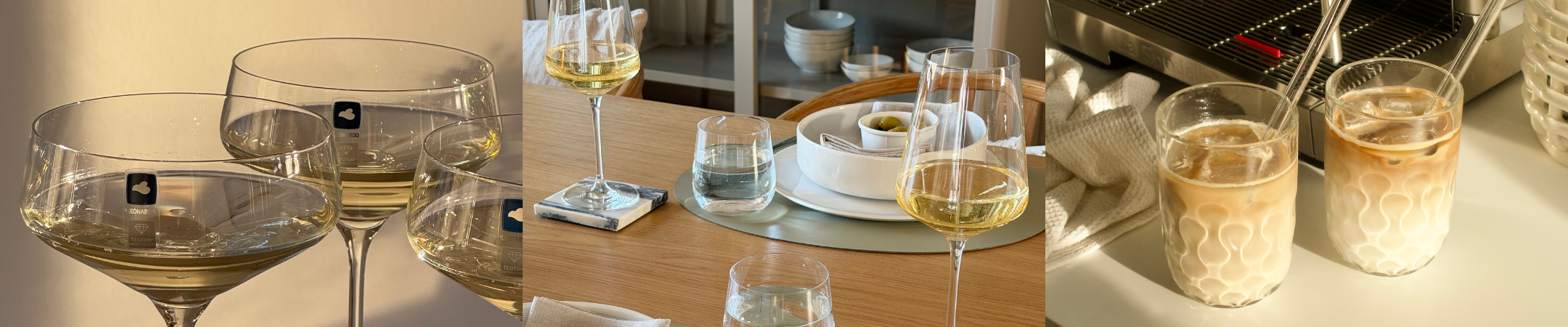 Panoramaansicht von Weißweingläsern mit hellem Wein auf einem Tisch, kombiniert mit Wassergläsern und Eiskaffee im Hintergrund.