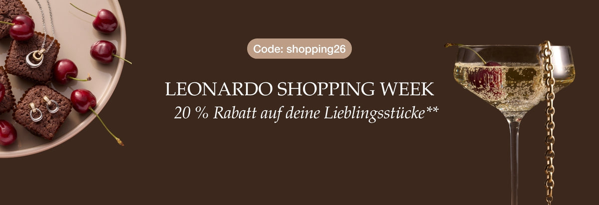 Leonardo Shopping Week 20% Rabatt auf deine Lieblingsstücke, Code shopping26. Elegante Glasware, Schmuck und Deko auf braunem Hintergrund mit Kirschen und Champagner