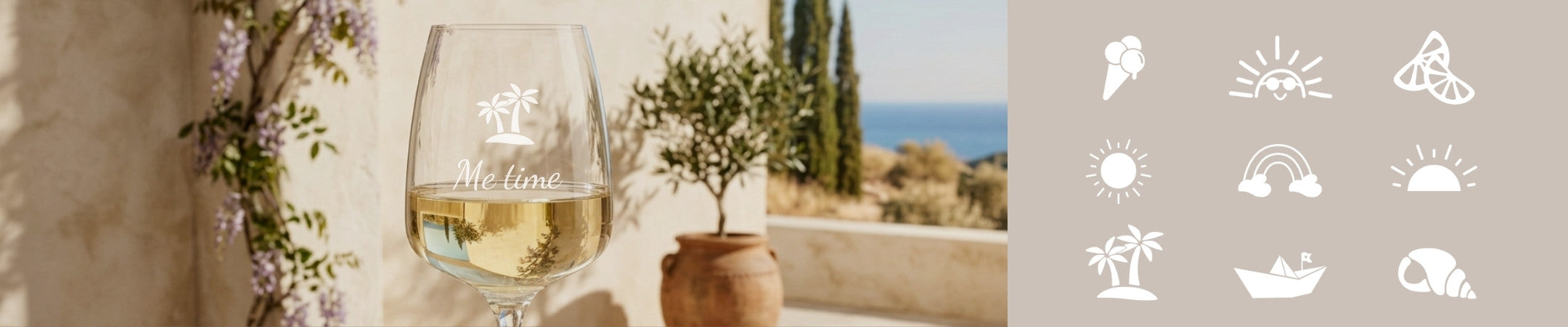 Ein Weinglas mit hellem Getränk und dem Schriftzug „Me time“ steht in einer sonnigen, mediterranen Umgebung mit Pflanzen und Keramikgefäß, ergänzt durch dekorative sommerliche Symbole.