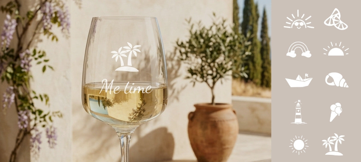 Ein Weinglas mit hellem Getränk und dem Schriftzug „Me time“ steht in einer sonnigen, mediterranen Umgebung mit Pflanzen und Keramikgefäß, ergänzt durch dekorative sommerliche Symbole.