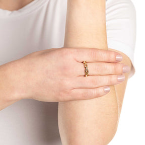 Ring ROCKY 17 CIAO in Gold an Frauenhand tragend