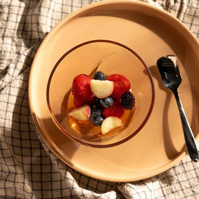 Eisschale CONO mit frischen Beeren auf Leinentuch, Löffel daneben