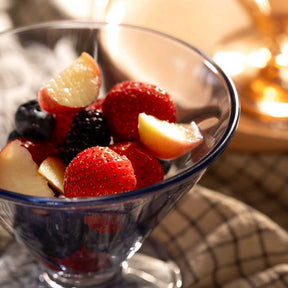 Eisschale CONO mit frischen Beeren und Früchten gefüllt, auf Tisch arrangiert