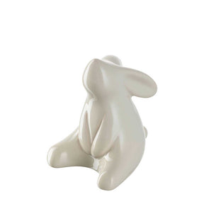 Keramik-Hase in Beige, sitzend, Seitenansicht vor weißem Hintergrund