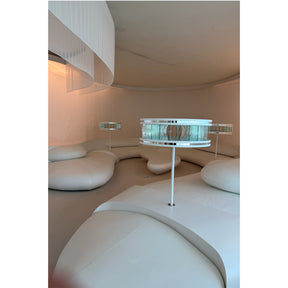 Moderner Pilates-Studioraum mit Sitzkissen, Säule mit Display und warmem Licht