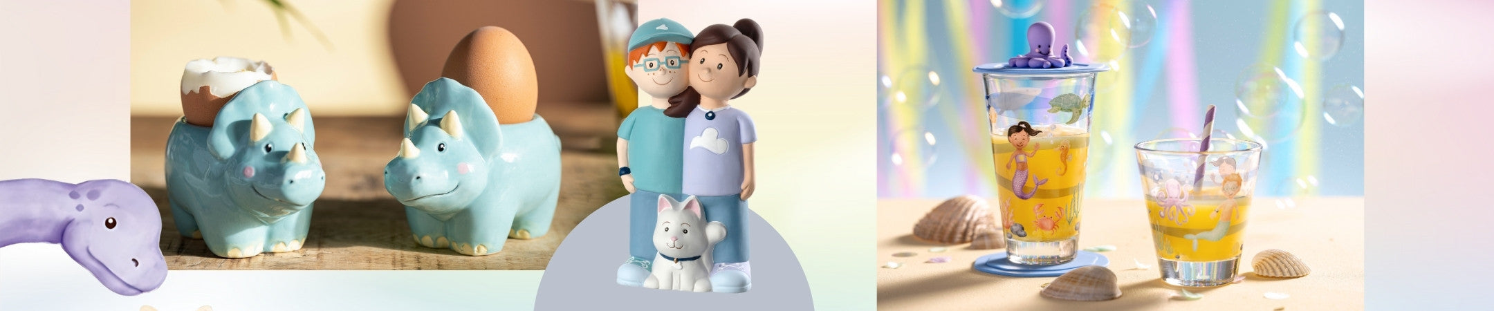 Bunte Kinderfiguren, Dinosaurier-Eierbecher und Trinkgläser mit Meerestieren auf verspieltem Hintergrund.