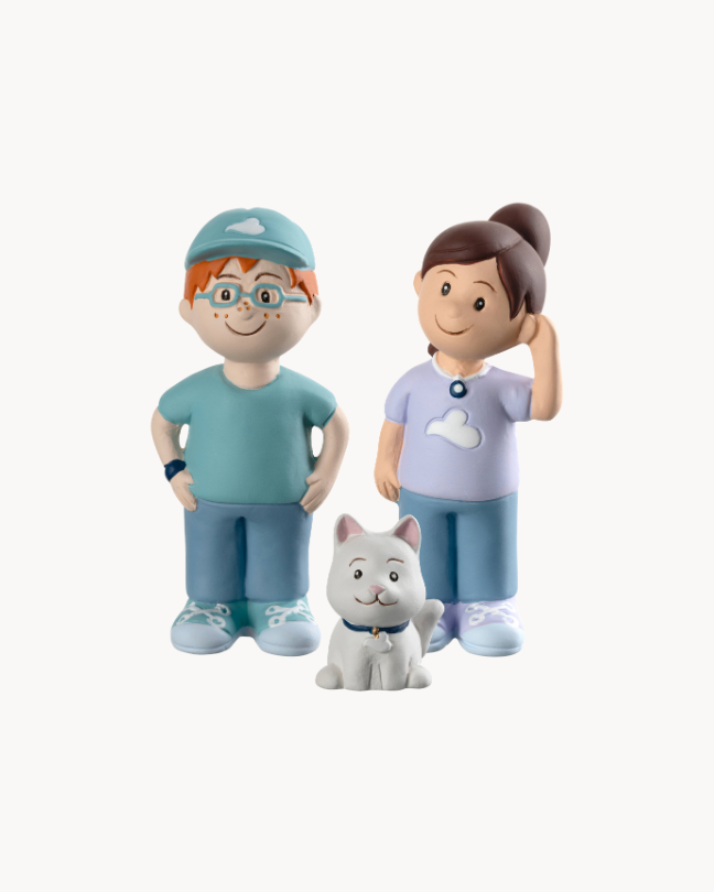Zwei stilisierte Kinderfiguren neben einer sitzenden Katze als dekorative Figur.