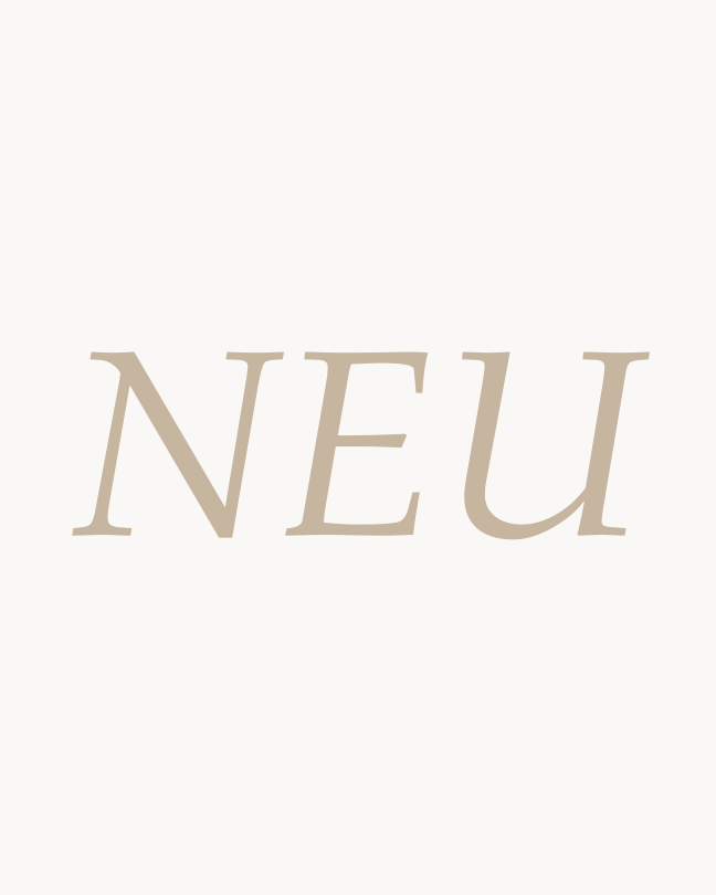 Schriftzug „NEU“ in großen, beigefarbenen Buchstaben auf hellem Hintergrund.